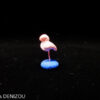 Flamant rose sur deux pattes