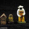 Apiculteur et 2 ruches en 4 cm