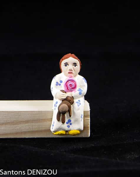 Petite fille au nounours 7 cm