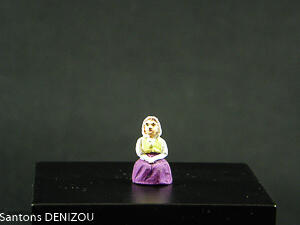 Femme assise Puce