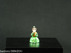 Femme assise puce