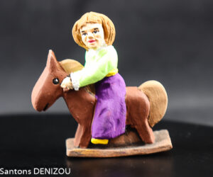Santon de fillette sur son cheval à bascule à l'échelle du 7cm