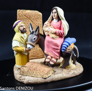 Santons de 7cm en diorama représentant la fuite en Egypte