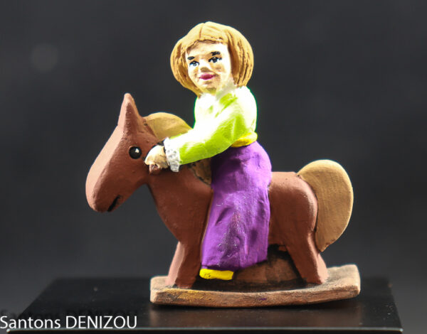 Santon de fillette sur son cheval à bascule à l'échelle du 7cm