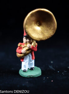 Santon de fanfare jouant du soubassophone