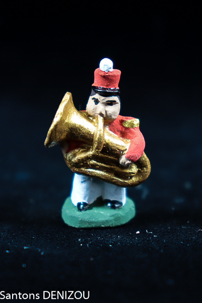 Santon de fanfare jouant du tuba
