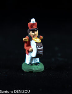 Santon de fanfare jouant de la grosse caisse