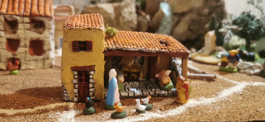 Étable avec Nativité en santons puces de 2cm