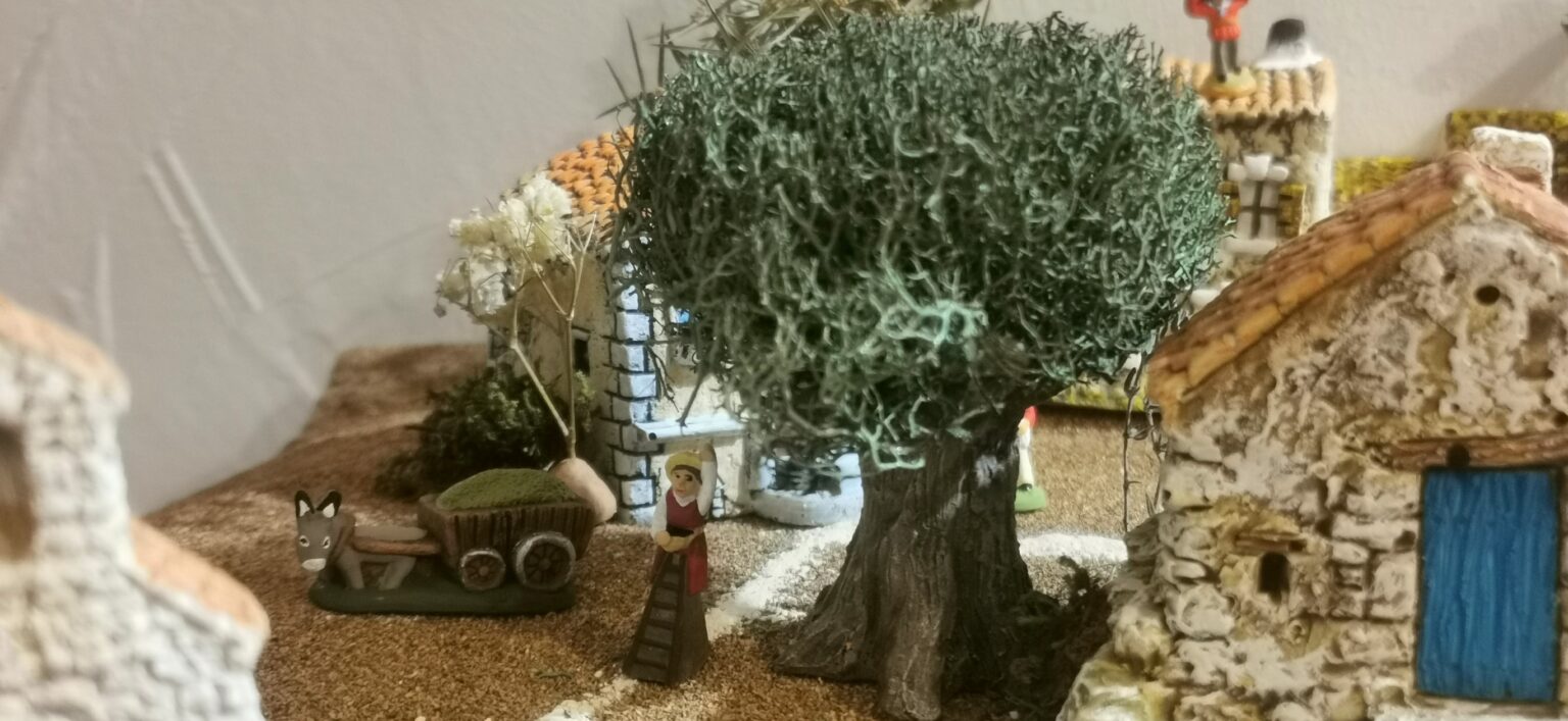 Scène d'olivier en santons puces de 2cm