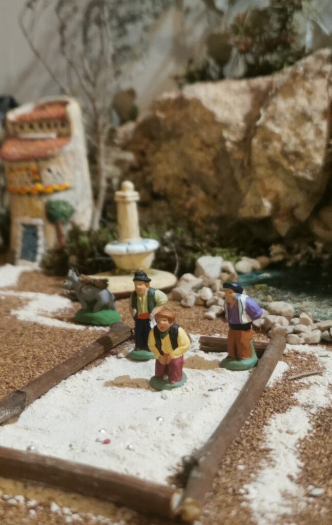 Scène de jeu de boules en santons puces de 2cm
