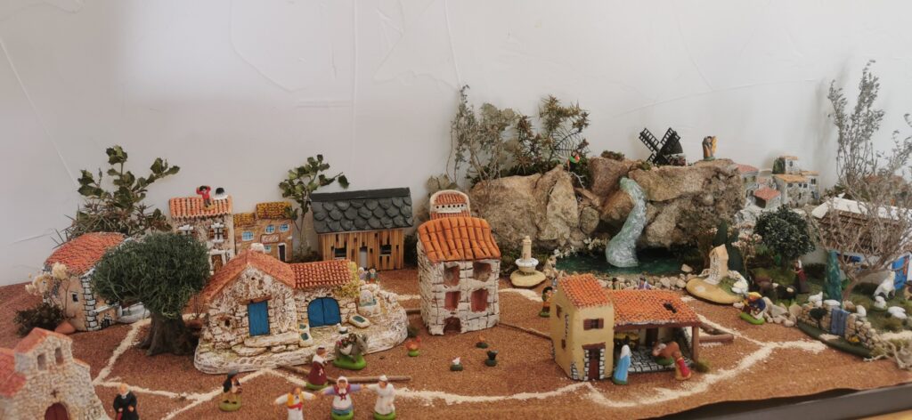 Crèche complète en santons puces de 2cm