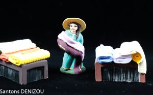 santon de marchande de tissus de 4 cm