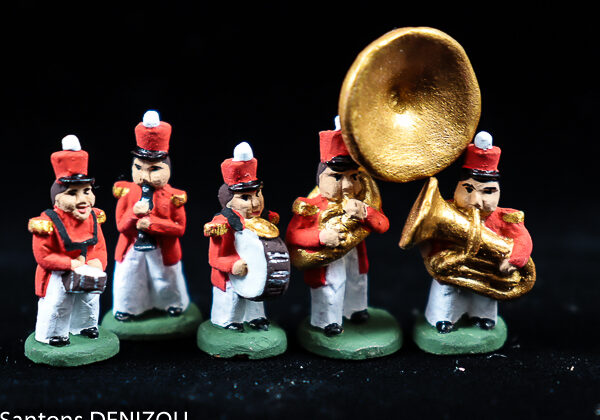 de gauche à droite: caisse claire, clarinette, grosse caisse, soubassophone, tuba