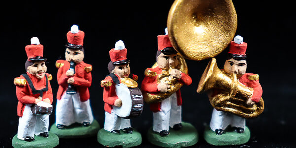de gauche à droite: caisse claire, clarinette, grosse caisse, soubassophone, tuba